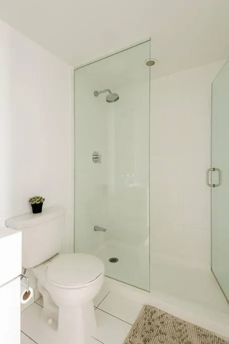 Stylish Downtown Lakeview Condo - One Free Parking Toronto Apartment