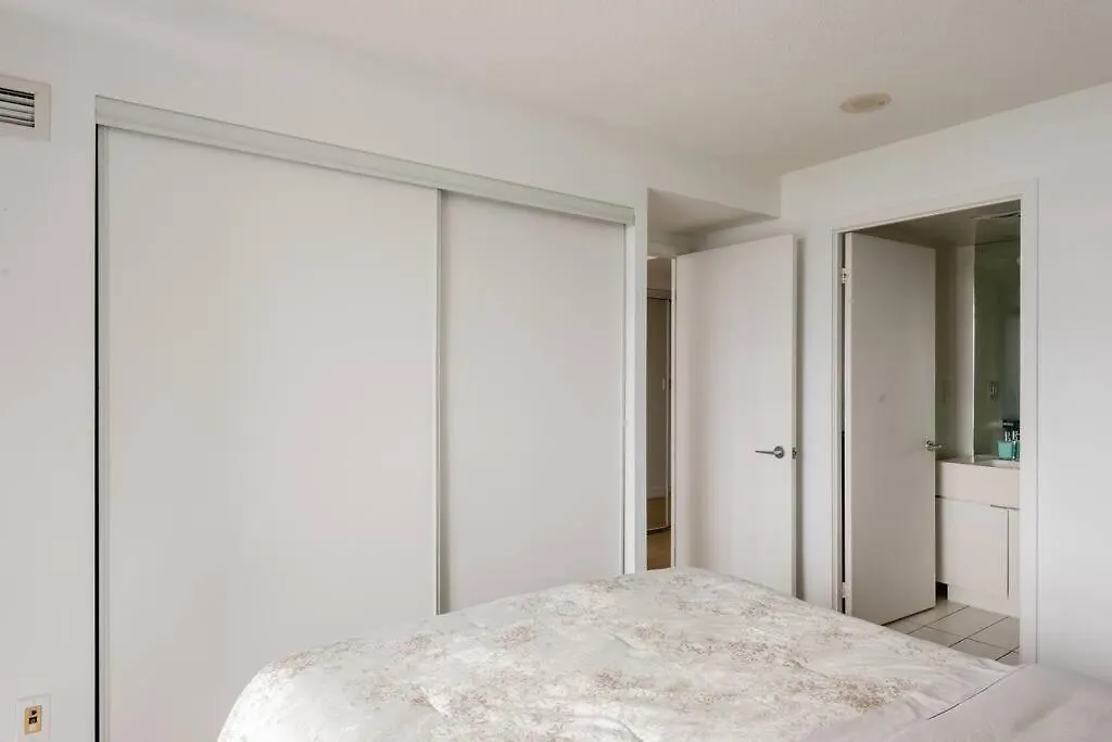 Stylish Downtown Lakeview Condo - One Free Parking Toronto 0*,  Canada
