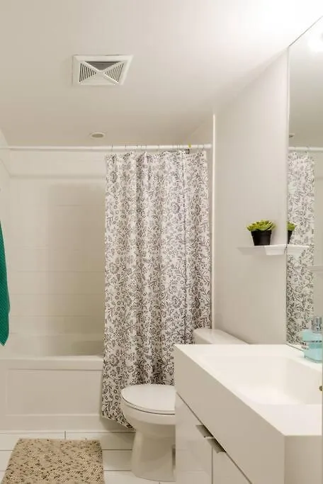 Stylish Downtown Lakeview Condo - One Free Parking Toronto Canada