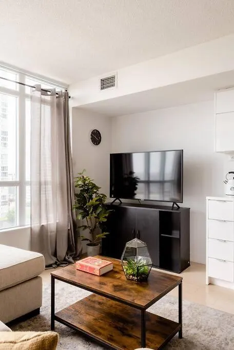 Stylish Downtown Lakeview Condo - One Free Parking Toronto 0*,