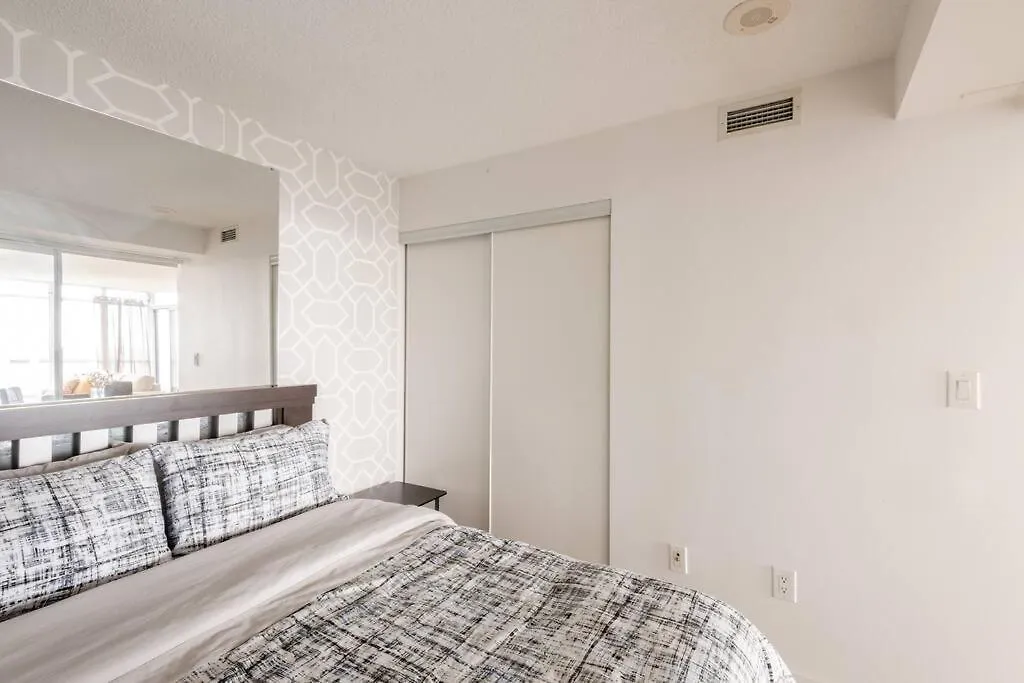 Stylish Downtown Lakeview Condo - One Free Parking Toronto