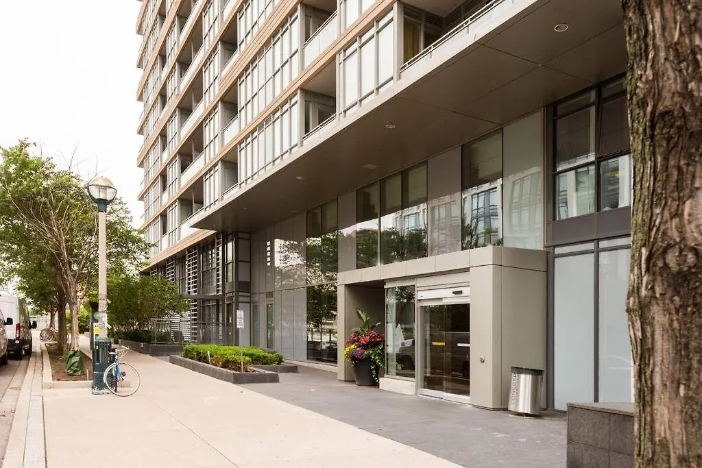 Stylish Downtown Lakeview Condo - One Free Parking Toronto Canada