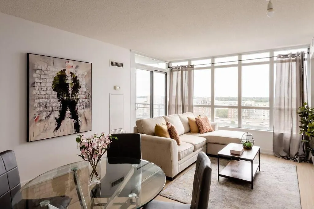 Stylish Downtown Lakeview Condo - One Free Parking Toronto Canada