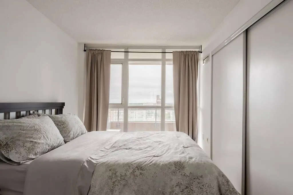 Stylish Downtown Lakeview Condo - One Free Parking Toronto 0*,  Canada