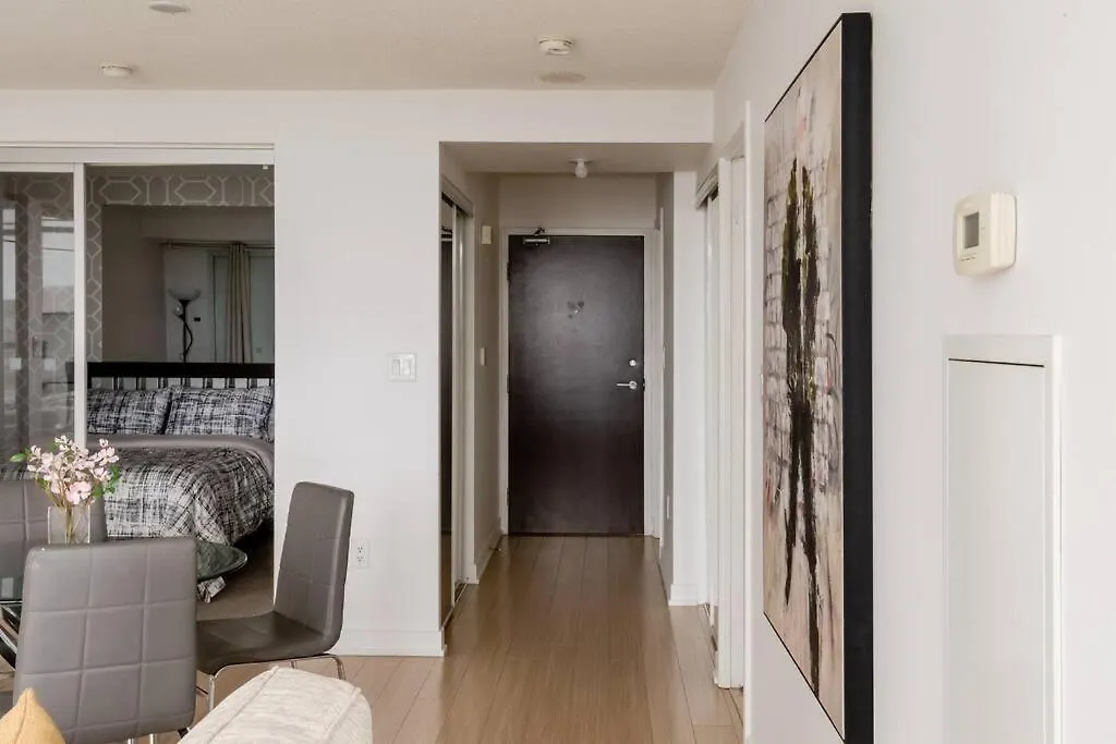 Stylish Downtown Lakeview Condo - One Free Parking Toronto Apartment
