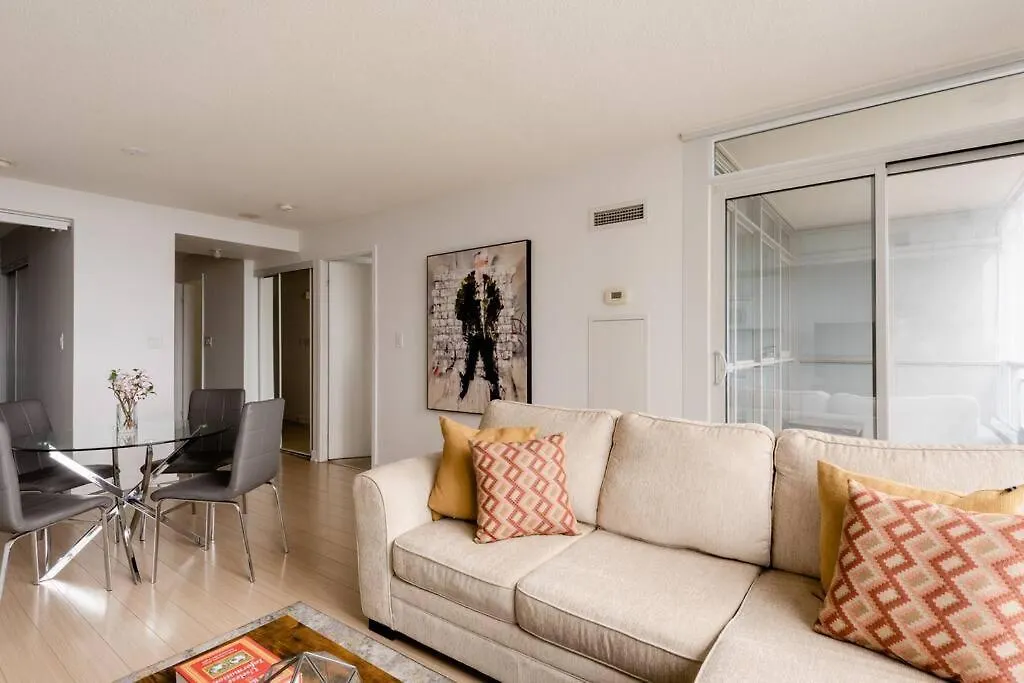Stylish Downtown Lakeview Condo - One Free Parking Toronto Apartment