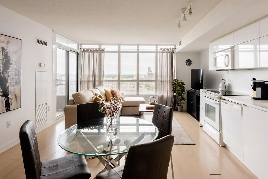 Apartment Stylish Downtown Lakeview Condo - One Free Parking Toronto Canada