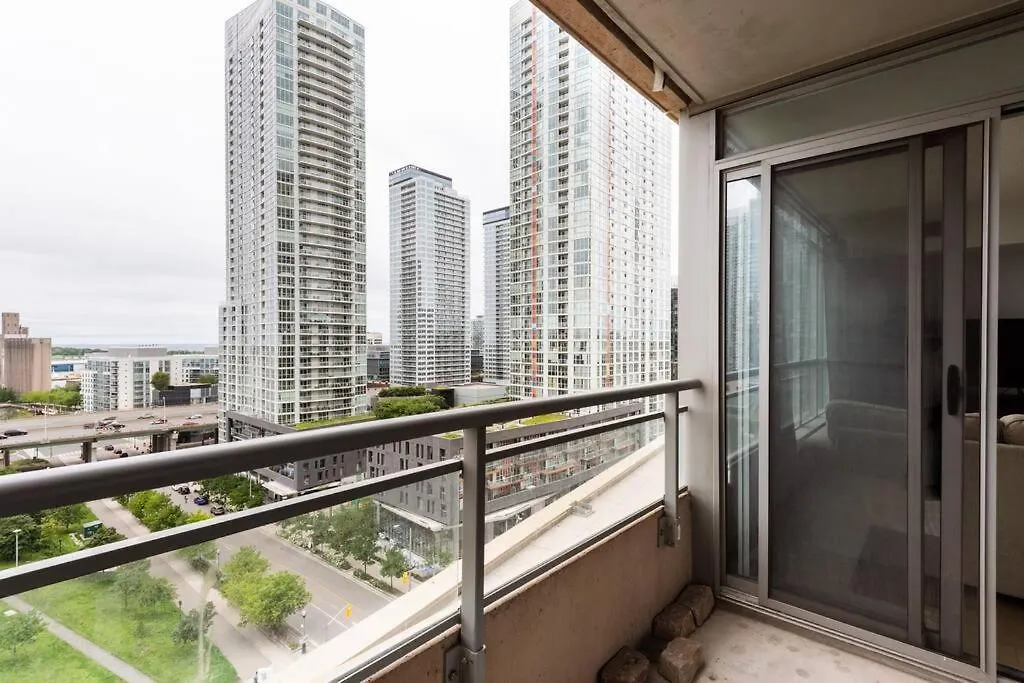 Apartment Stylish Downtown Lakeview Condo - One Free Parking Toronto Canada