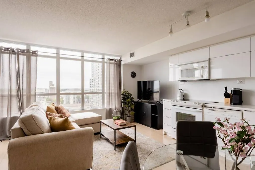 Stylish Downtown Lakeview Condo - One Free Parking Toronto Apartment